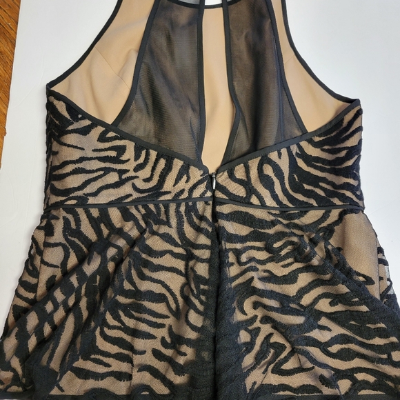BCBG MAX AZRIA LARKE EMBROIDERED SLEEVELESS TOP BLACK NWOT - Picture 3 of 4